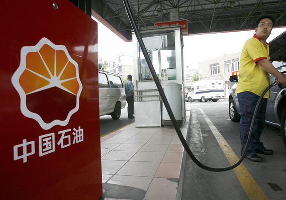 Hoạt động sản xuất của Trung Quốc cũng làm xóa nhòa ảnh hưởng từ báo cáo cho thấy lượng cung tại Mỹ tuần qua giảm thêm 2,8 triệu thùng - Ảnh: Getty.<br>