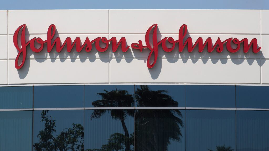 Văc-xin ngừa Covod-19 của Johnson & Johnson có giá 10 USD/liều - Ảnh: Getty Images