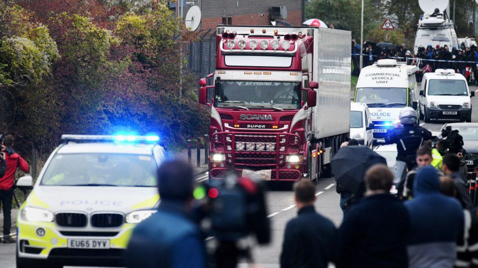 39 thi thể được phát hiện bên trong một xe tải chở container đông lạnh tại khu công nghiệp Waterglade thuộc hạt Essex, Anh - Ảnh: CNN.