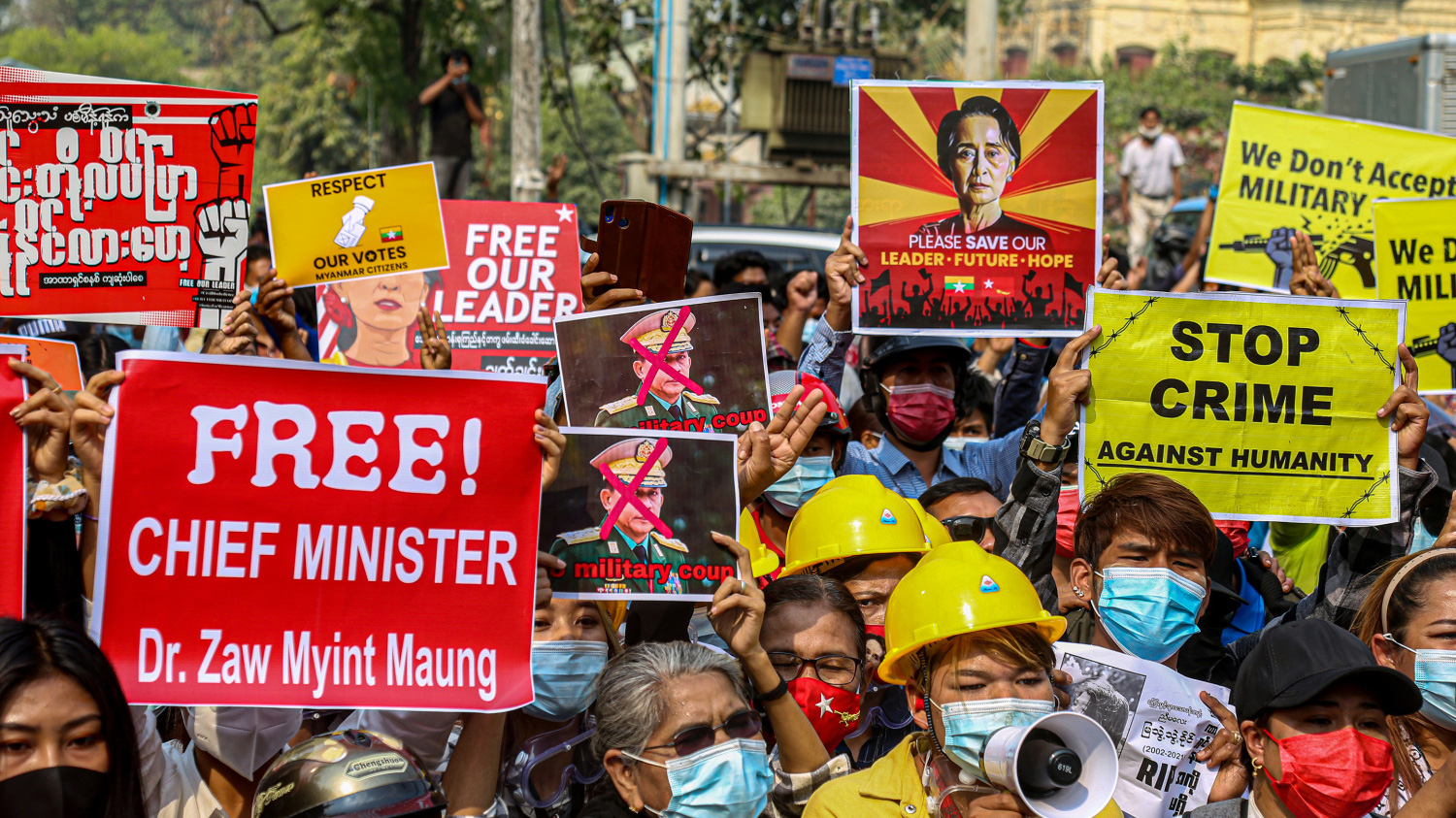 Biểu tình phản đối đảo chính tại Myanmar - Ảnh: Getty Images