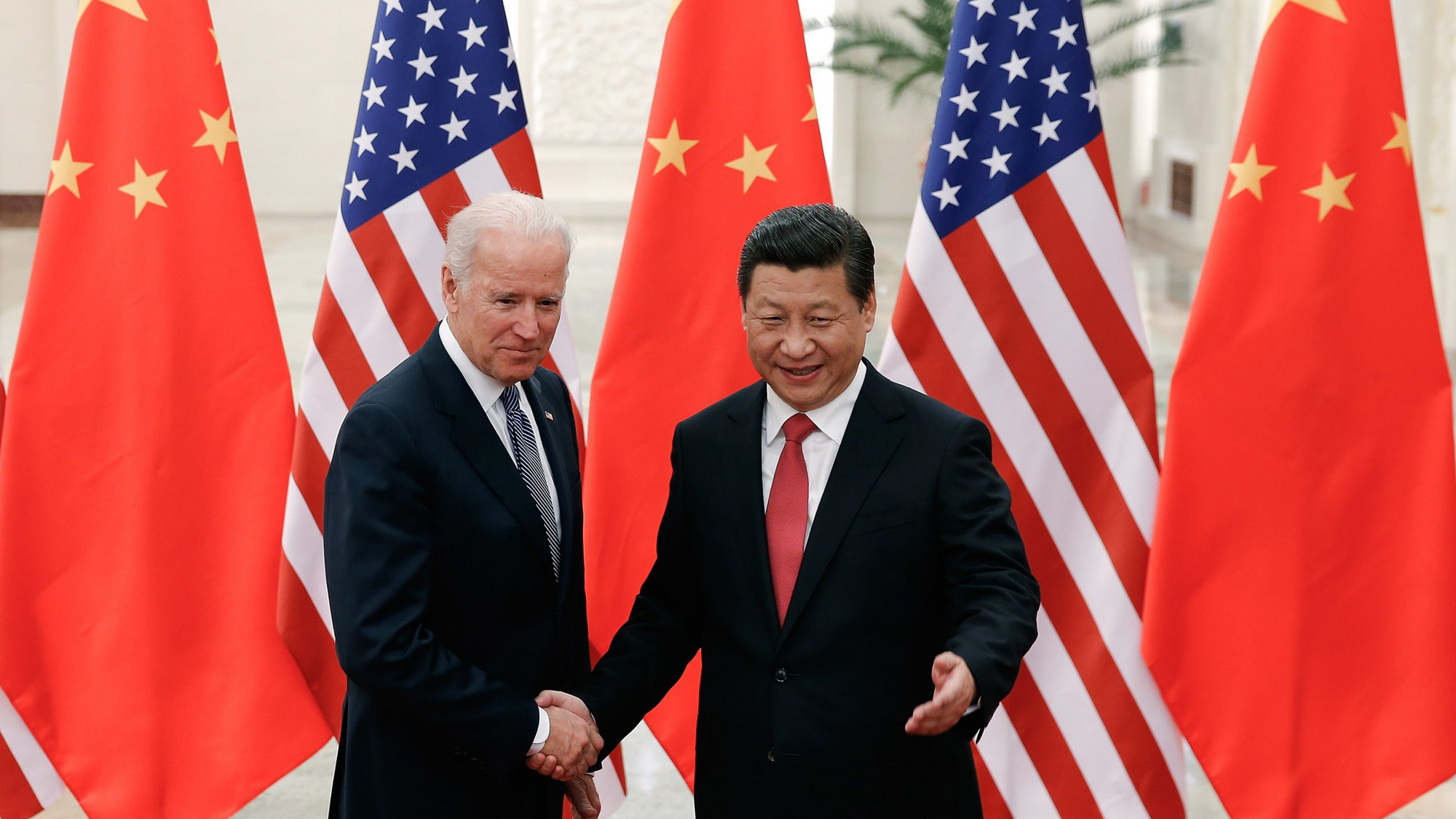 Ông Joe Biden với cương vị phó tổng Mỹ gặp Chủ tịch Trung Quốc Tập Cận Bình vào năm 2013 - Ảnh: Getty Images.