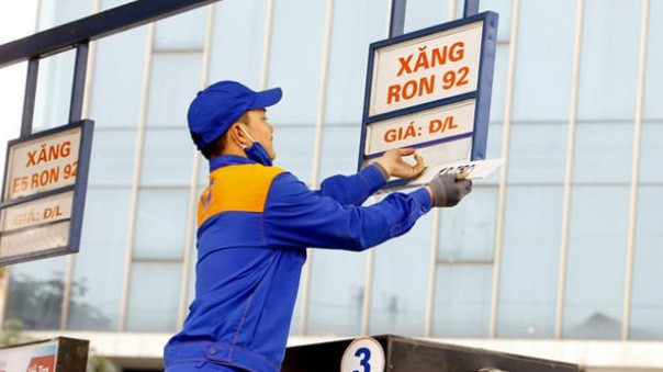 Giá xăng bán lẻ được áp dụng từ 15 giờ chiều ngày 20/12. 