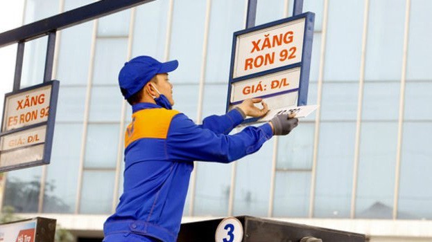 Giá xăng giảm mạnh nhân dịp đầu năm mới Mậu Tuất. 