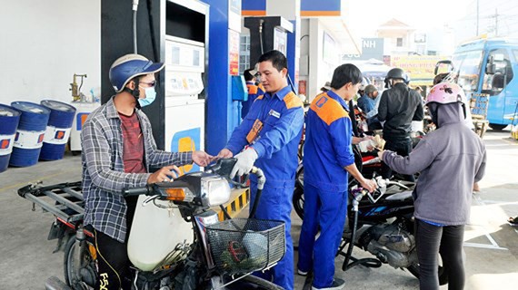 Giá xăng tiếp tục tăng mạnh