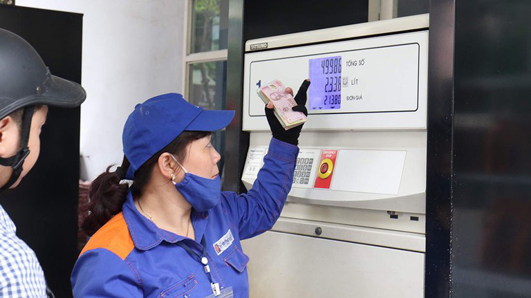 Giá xăng dầu giảm nhẹ từ chiều 11/11 - Ảnh minh họa.