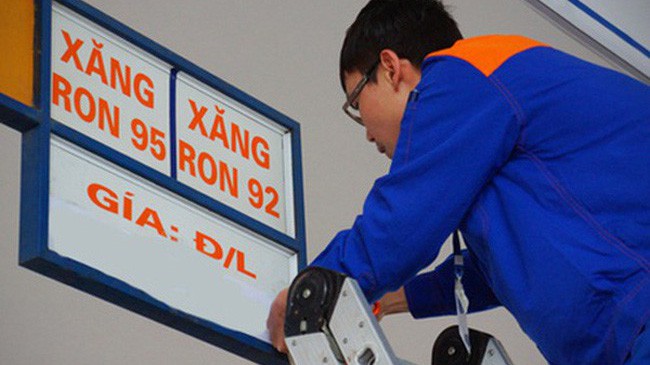 Giá xăng E5 RON92 tiếp tục ở mức 19.611 đồng/lít; xăng RON95 giữ nguyên 21.177 đồng/lít.