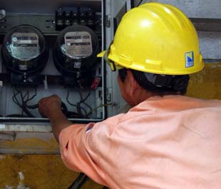 Thủ tướng nêu rõ, phương án đưa ra phải theo hướng vừa giảm bớt khó khăn cho những doanh nghiệp bị tác động nhiều do thực hiện tính giá điện giờ cao điểm buổi sáng, vừa bảo đảm tính khả thi của phương án trong quá trình triển khai thực hiện.