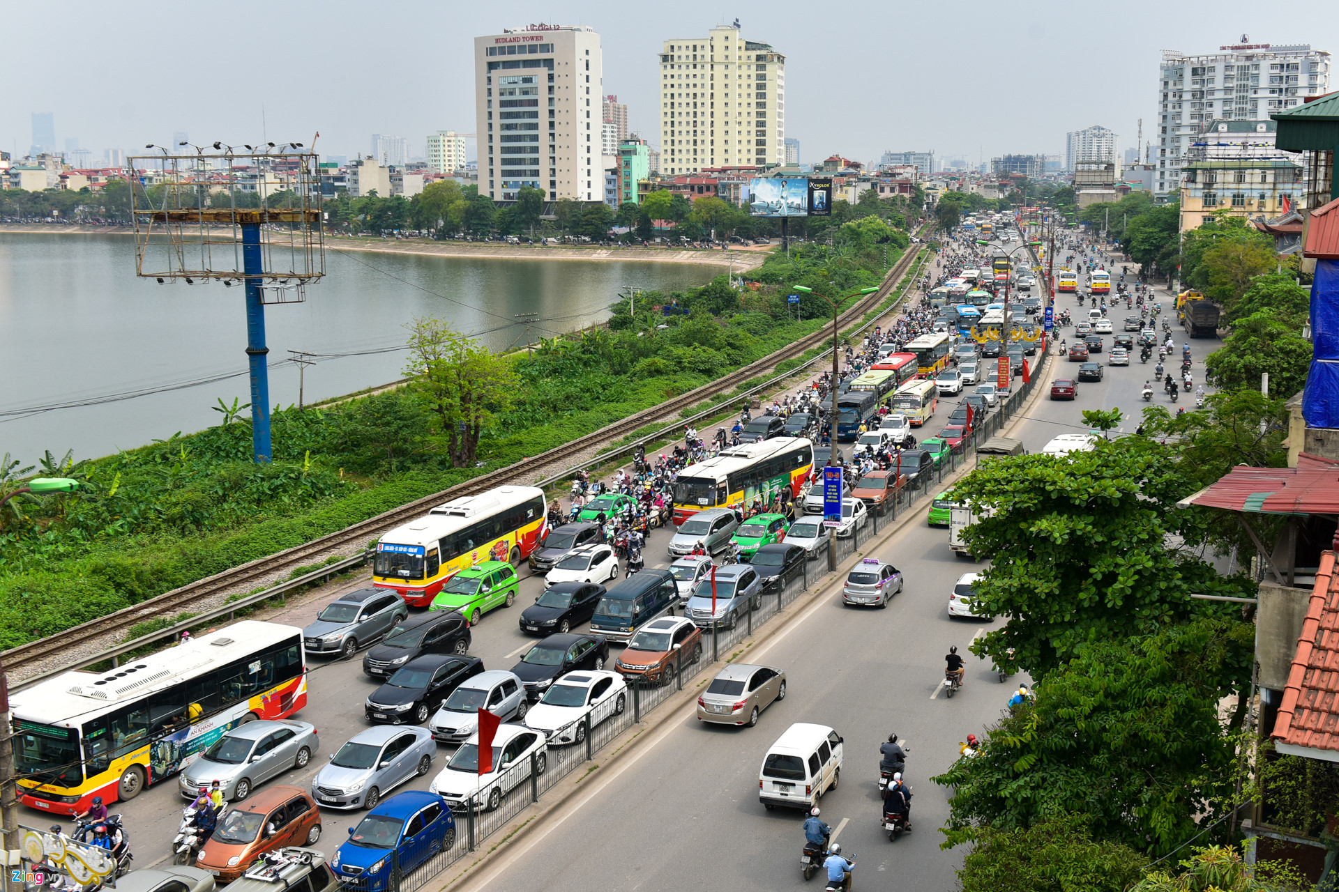 Ùn tắc trên đường Giải Phóng mỗi dịp lễ, Tết.