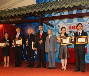 Trên sân khấu lễ trao giải The Guide Awards năm ngoái. Do Tạp chí The Guide (Thời báo Kinh tế Việt Nam) tổ chức, đây là năm thứ 10 của The Guide Awards.