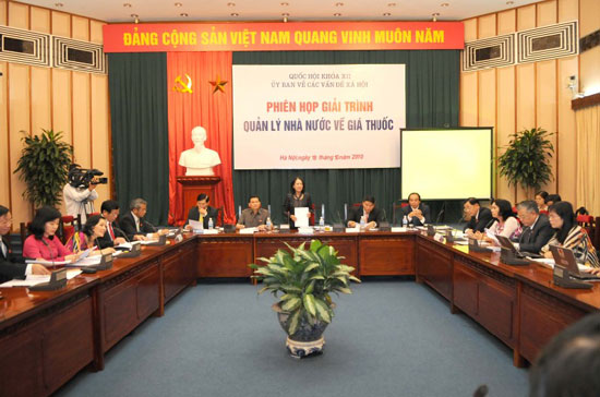 Phiên giải trình quản lý Nhà nước về giá thuốc được tổ chức ngay trước khi khai mạc kỳ họp Quốc hội thứ tám.