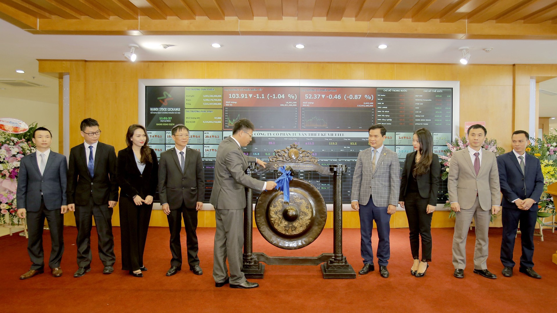 Giám đốc Công ty cổ phần Tư vấn Thiết kế Viettel đánh trống chào sàn. 