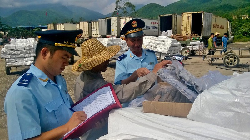 Chính phủ chỉ đạo ngăn chặn và xử lý nghiêm các hành vi lẩn tránh biện pháp phòng vệ thương mại, gian lận xuất xứ hàng hóa.