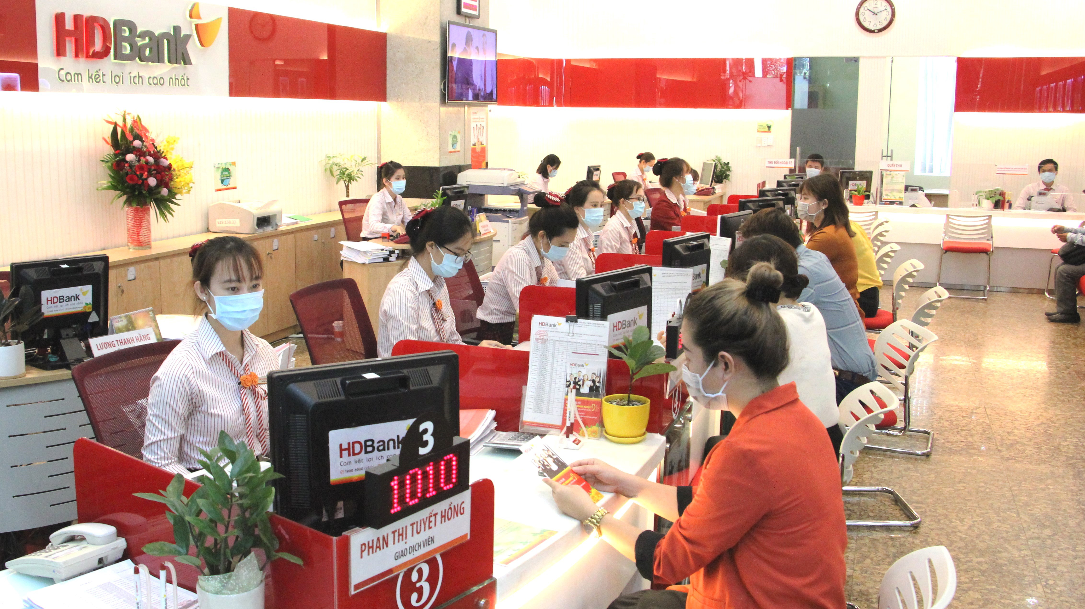 Bên cạnh lãi suất ưu đãi, HDBank linh hoạt hỗ trợ nhiều lợi ích khác như miễn, giảm nhiều loại phí... giúp doanh nghiệp SME giảm thiểu tối đa chi phí, tăng hiệu quả của gói vay. 
