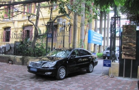 Cử tri bày tỏ quan ngại trước việc Bộ Giao thông Vận tải dự kiến chi một số tiền lớn để xây trụ sở, trong thời điểm kinh tế đất nước đang gặp khó khăn, thắt chặt chi tiêu ngân sách.