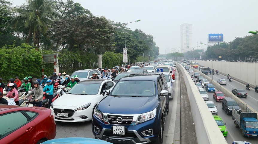 Dự báo nhu cầu đi lại dịp Tết Dương lịch, Tết Nguyên đán Canh Tý và Lễ hội xuân 2020 sẽ tăng cao. Trong ảnh: Giao thông cuối năm tại Hà Nội - Ảnh Quang Phúc 