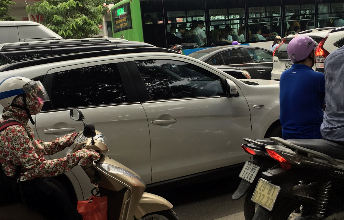 <span style="font-family: 'Times New Roman'; font-size: 15px;">Hệ thống hạ tầng giao thông vẫn chưa đáp ứng được nhu cầu đi lại của người dân.</span>