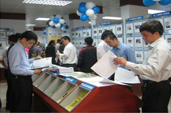 Giao dịch tại một sàn bất động sản.