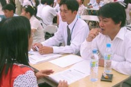 Thất nghiệp vẫn cao, trong khi doanh nghiệp khó tuyển được lao động.