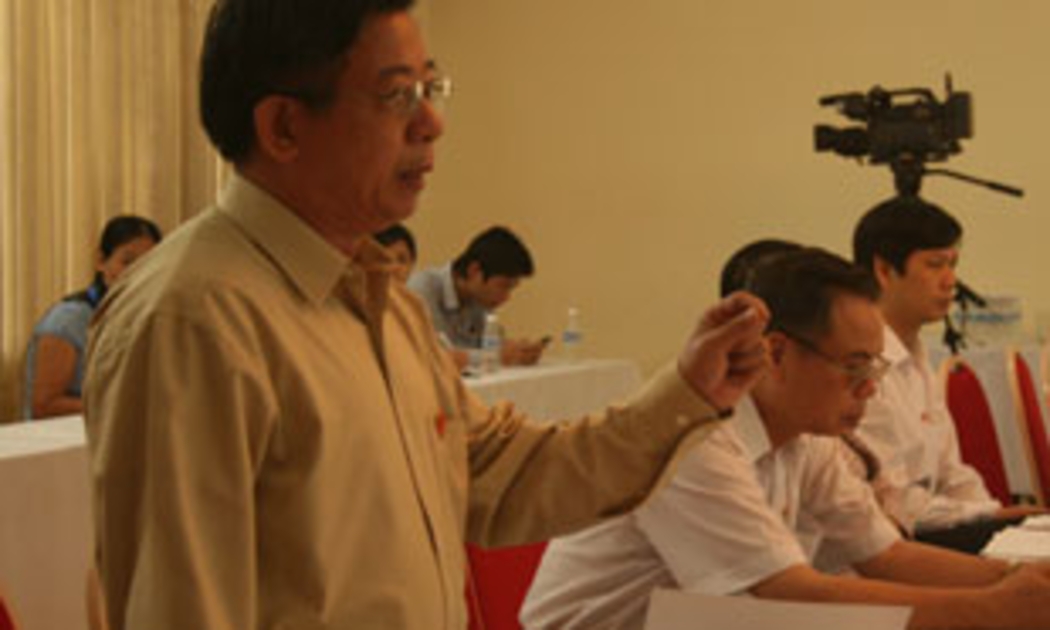 Các đại biểu Quốc hội thảo luận tại tổ về Đề án đổi mới cơ chế tài chính giáo dục và đào tạo - Ảnh: Phương Thảo.