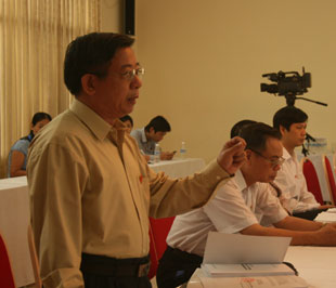 Các đại biểu Quốc hội thảo luận tại tổ về Đề án đổi mới cơ chế tài chính giáo dục và đào tạo - Ảnh: Phương Thảo.