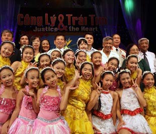 Chủ tịch nước Nguyễn Minh Triết với các cháu thiếu nhi tại buổi giao lưunghệ thuật “Công lý và trái tim” do Hội Nạn nhân chất độc da cam/đi-ô-xin Việt Nam tổ chức -  Ảnh: TTXVN.