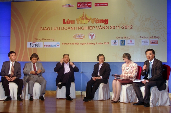 Đại diện các doanh nghiệp, chuyên gia kinh tế đã có buổi gặp gỡ, chia sẻ kinh nghiệm “vượt bão” khi nền kinh tế trong năm 2012 được cho là vẫn còn đầy bất trắc.