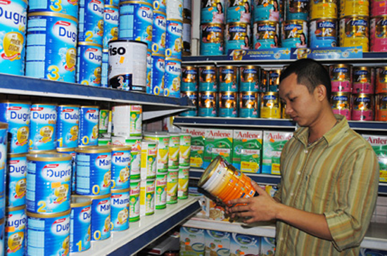 Câu chuyện về tăng giá sữa, đặc biệt là các loại sữa ngoại, lâu nay đã khiến các nhà quản lý đau đầu và người tiêu dùng chóng mặt.