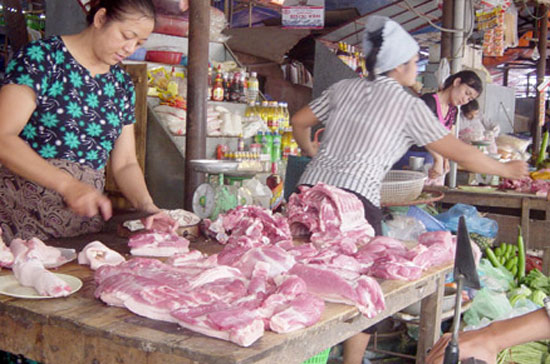 Nhiều ý kiến cho rằng, có một vài nguyên nhân cùng tác động khiến giá thịt đang biến động trái với quy luật.