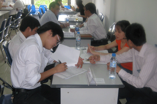Một phiên giao dịch việc làm tại Hà Nội.