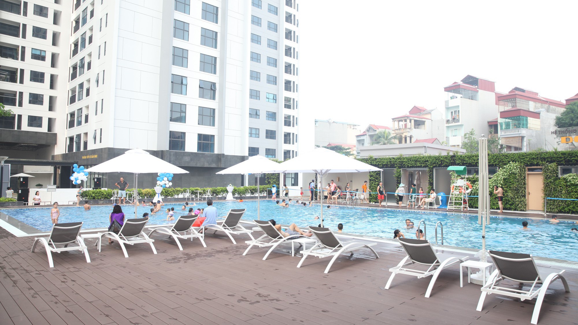 Hệ thống bể bơi ngoài trời trong khuôn viên dự án cũng là 1 trong những điểm thu hút các bạn nhỏ.