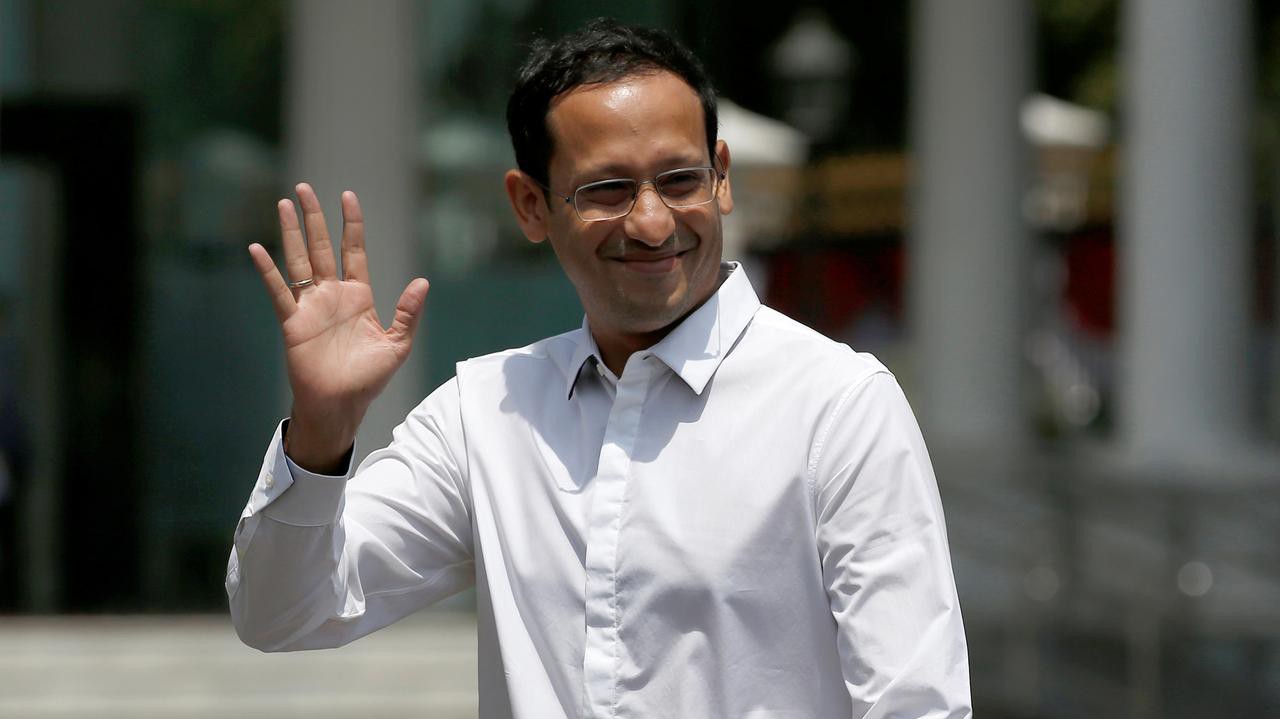 Nadiem Makarim, người đồng sáng lập Go-Jek, vẫy tay với phóng viên khi tới DinhTổng thống ở Jakarta, Indonesia ngày 21/10 - Ảnh: Reuters. 