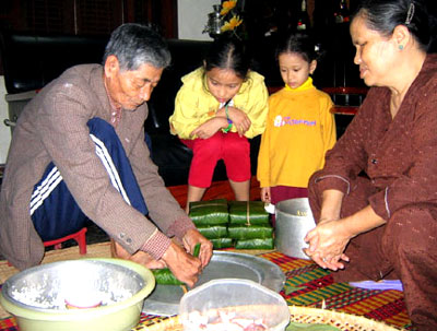 Ở phố bây giờ hiếm nhà gói bánh chưng khi Tết đến.