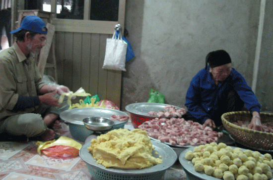 Đỗ xanh sau khi đồ và thịt đã ướp đều được cân đong cẩn thận cho nhân của bánh luôn đồng đều nhau.