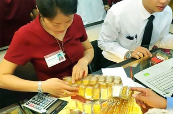 Giới kinh doanh vàng cho biết, lực mua vàng từ cuối tuần trước đã có chiều hướng tăng khi giá vàng giảm nhanh về vùng hơn 44 triệu đồng/lượng rồi liên tục tăng nhanh trở lại.