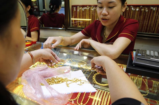 Cú đột phá của giá vàng trong nước sáng nay hoàn toàn do ảnh hưởng của diễn biến giá vàng quốc tế - Ảnh: Reuters.