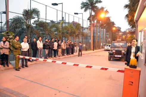 Đầu năm 2013, chủ đầu tư chung cư cao cấp trên đường Thụy Khuê, Tây Hồ, Hà Nội đã chặn xe vào bãi đỗ do cư dân tòa nhà không chấp nhận mức phí đỗ xe ôtô lên đến 2,5 triệu đồng/tháng.<br>