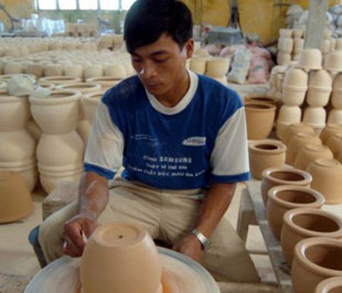 Chính phủ nhận định, hầu hết các gia đình ở làng nghề vẫn tiếp tục sản xuất - Ảnh minh họa.