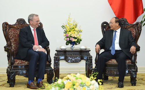Thủ tướng Nguyễn Xuân Phúc tiếp&nbsp;<span style="font-family: &quot;Times New Roman&quot;; font-size: 14.6667px;">Chủ tịch điều hành Tập đoàn Alphabet (công ty mẹ của Google), ông Eric Schmidt, trưa 26/5, tại trụ sở Chính phủ - Ảnh: Chinhphu.vn</span>
