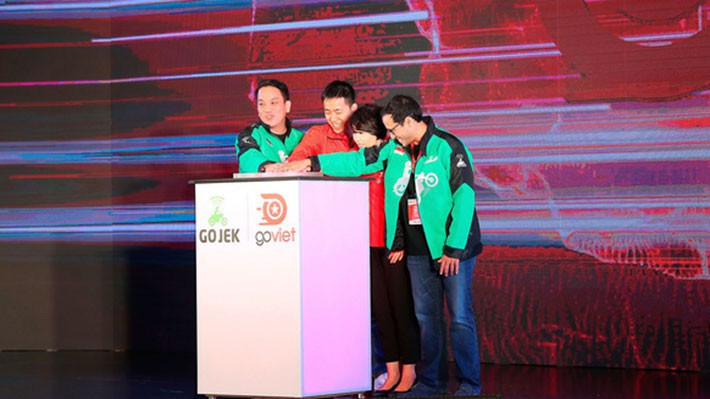 Ông Nguyễn Vũ Đức và bà Linh Nguyễn (áo đỏ) nhấn nút khai trương dịch vụ gọi xe công nghệ Go-Viet tại Hà Nội hồi tháng 9/2018.