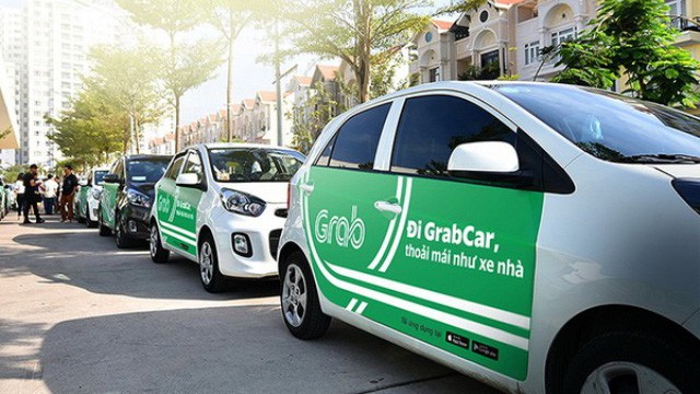 Taxi truyền thống đề xuất dừng thí điểm Grab để chờ nghị định mới.