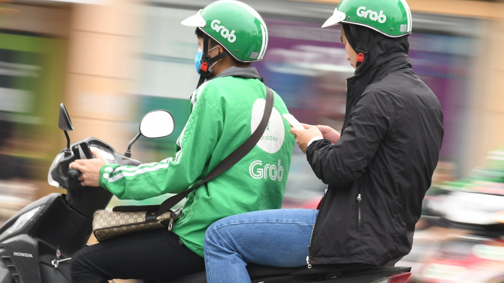 Có mặt từ năm 2014, Grab trở thành  một trong những nền tảng dịch vụ gọi xe, giao đồ ăn lớn nhất tại Việt Nam - Ảnh: Nikkei.