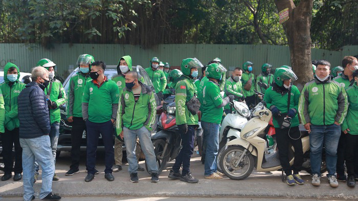 Tài xế Grab tập trung trước trụ sở của Grab sáng 7/12 để phản đối mức khấu trừ mới mà hãng này áp dụng.