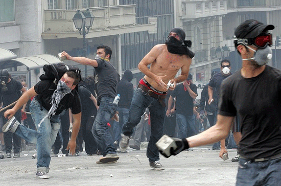 Người biểu tình ném đá và bom xăng vào tòa nhà Quốc hội Hy Lạp tại thủ đô Athens ngày 5/5/2010 - Ảnh: NYT/European Pressphoto Agency.