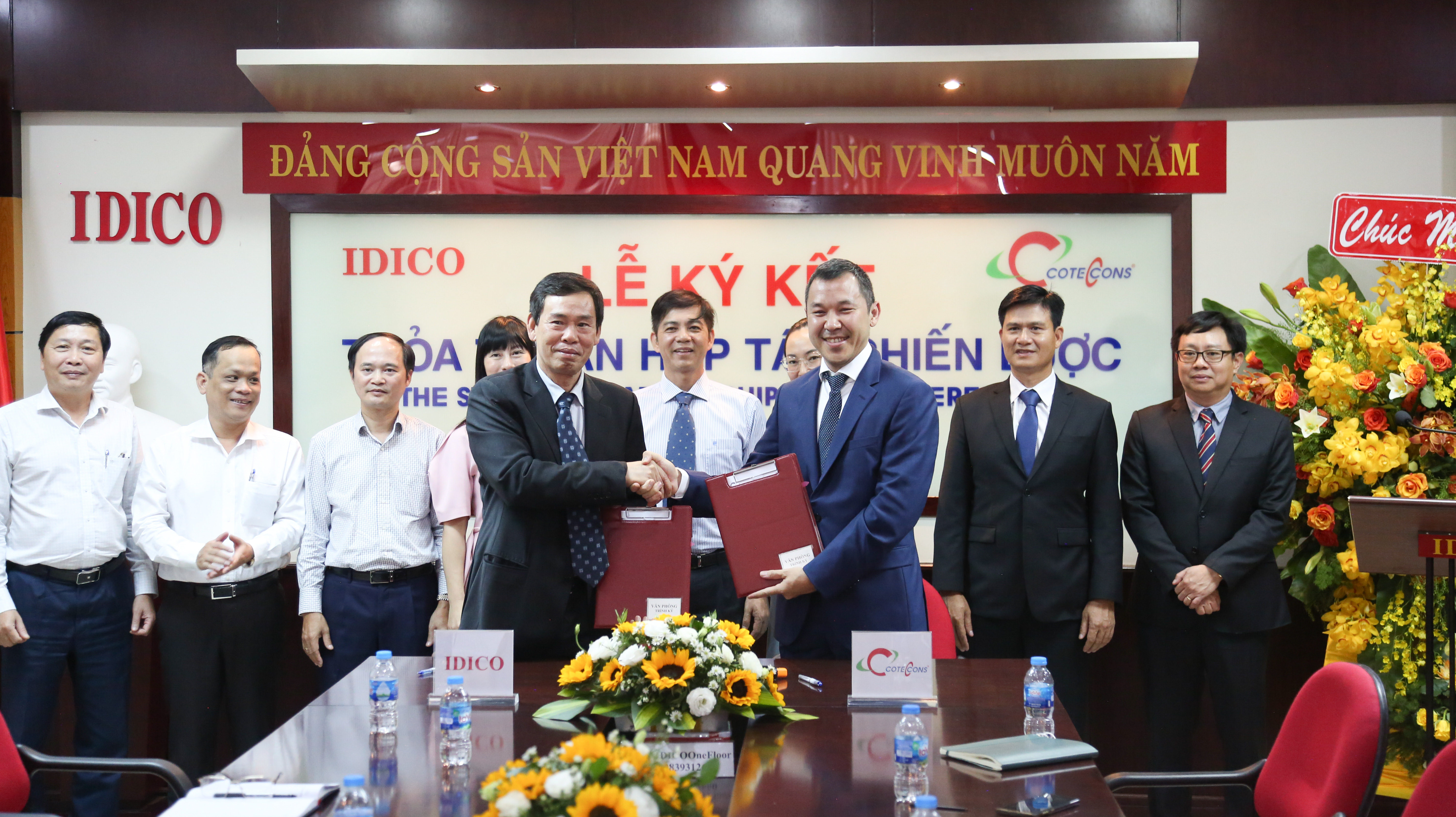 Ông Đặng Chính Trung - Tổng giám đốc IDICO và Ông Bolat Duisenov - Chủ tịch Hội đồng Quản trị Coteccons ký vào biên bản hợp tác chiến lược.