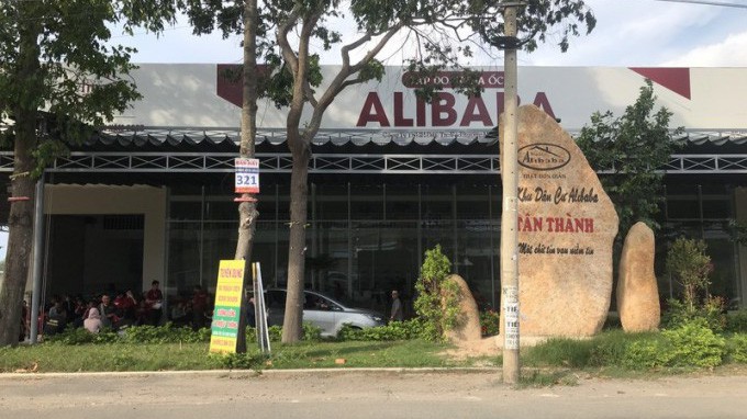 Nhiều người dân vì thiếu thông tin đã mang tiền cho Công ty Alibaba để mua đất đai trên các "dự án ma".