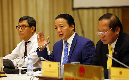 Bộ trưởng Bộ Tài nguyên và Môi trường Trần Hồng Hà (giữa) đồng chủ trì buổi họp báo công bố nguyên nhân cá chết tại miền Trung, chiều 30/6.<br>