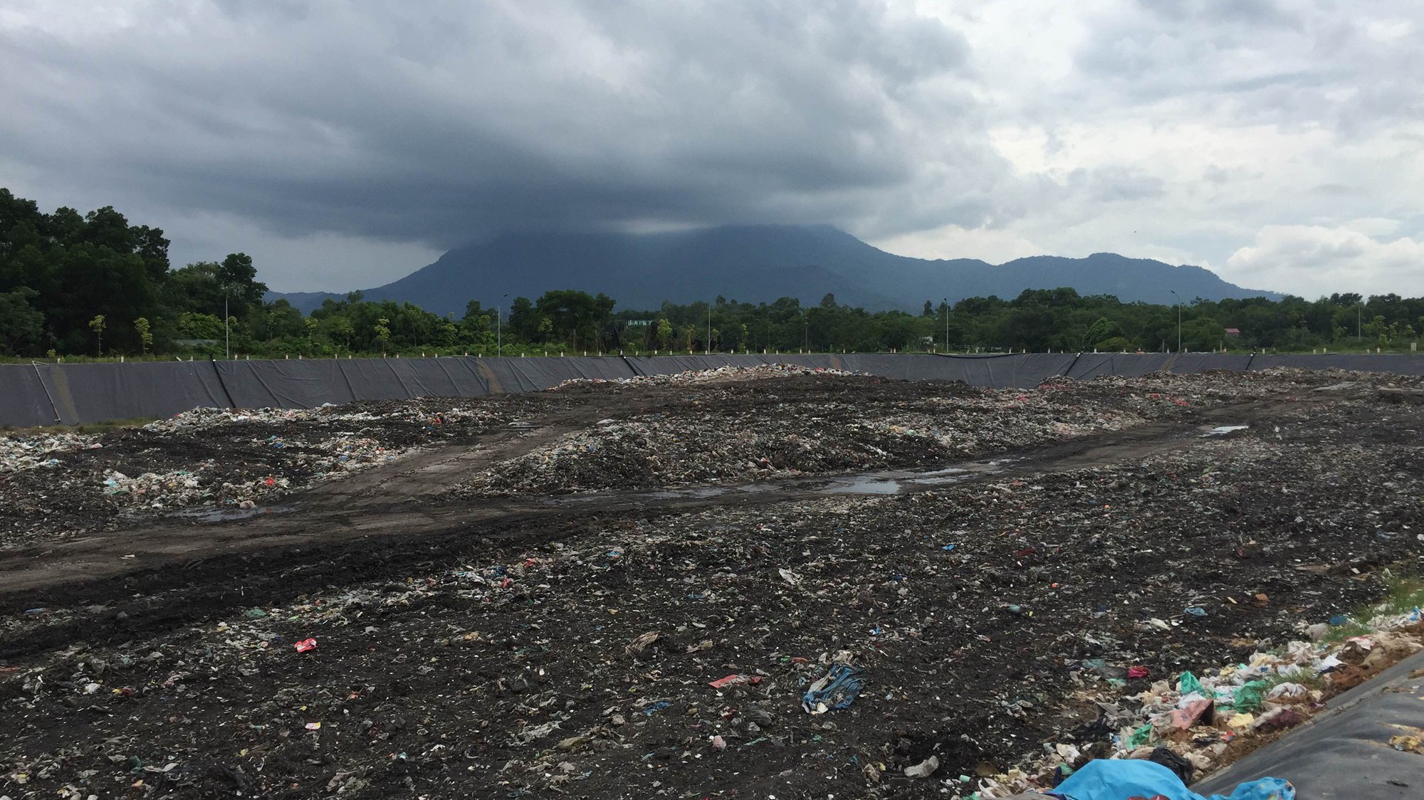 Khu xử lý chất thải Xuân Sơn là nơi tiếp nhận và xử lý rác lớn thứ 2 của thành phố Hà Nội.