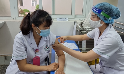 Hà Nội đã tiêm vaccine Covid-19 cho gần 7.000 người, có 12 ca phản vệ nặng