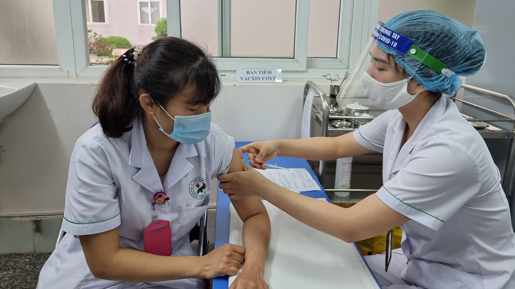 Nhân viên y tế tại Hà Nội được tiêm vaccine trong ngày 25/3. Ảnh - Tuấn Dũng. 