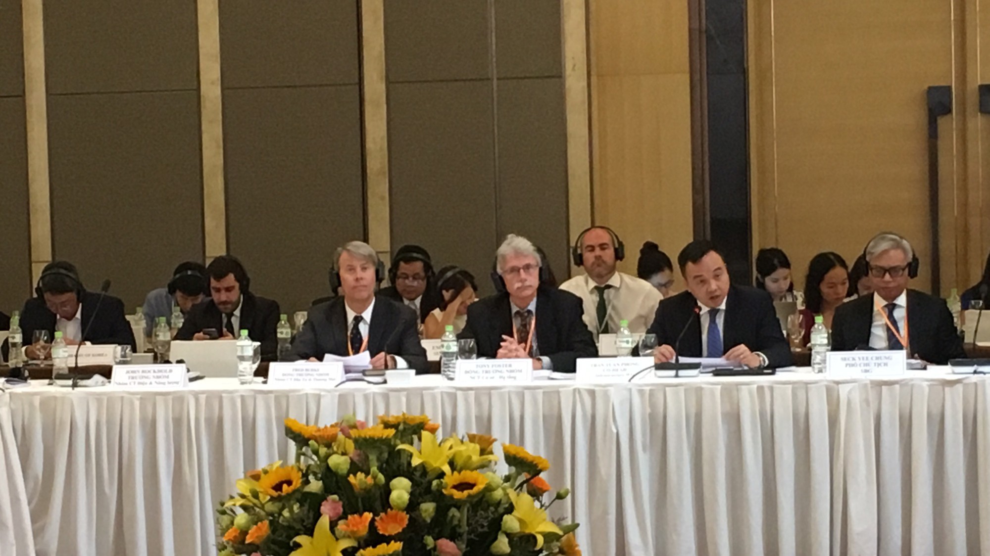 Đại diện nhóm công tác cơ sở hạ tầng (thứ hai từ phải sang) phát biểu tại diễn đàn.